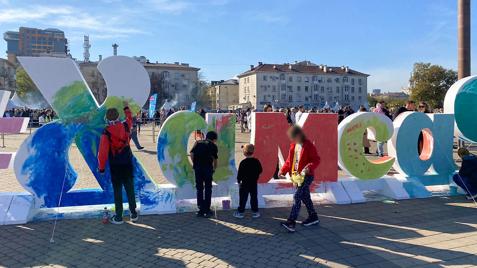 Рыбный фестиваль «Хамса» в Новороссийске проводится в пятый раз. Впервые праздник состоялся в 2017 году. Фестиваль дважды отменяли в 2020 и 2021 гг. из-за пандемии коронавируса