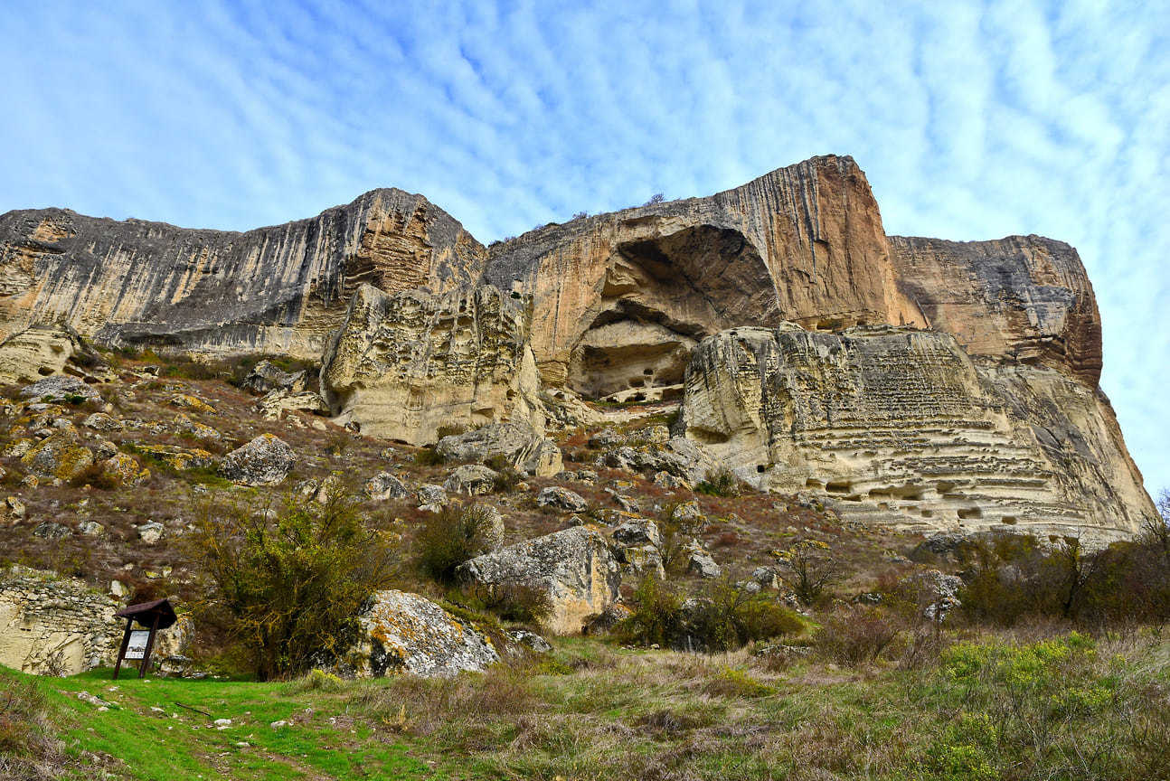 Средневековый пещерный монастырь Качи-Кальон, расположенный в долине реки Качи. Находится в скалах Внутренней горной гряды над дорогой Бахчисарай. Период существования приходится на VI—XVIII века, вплоть до выселения христиан Крыма в Приазовье в 1778 году
