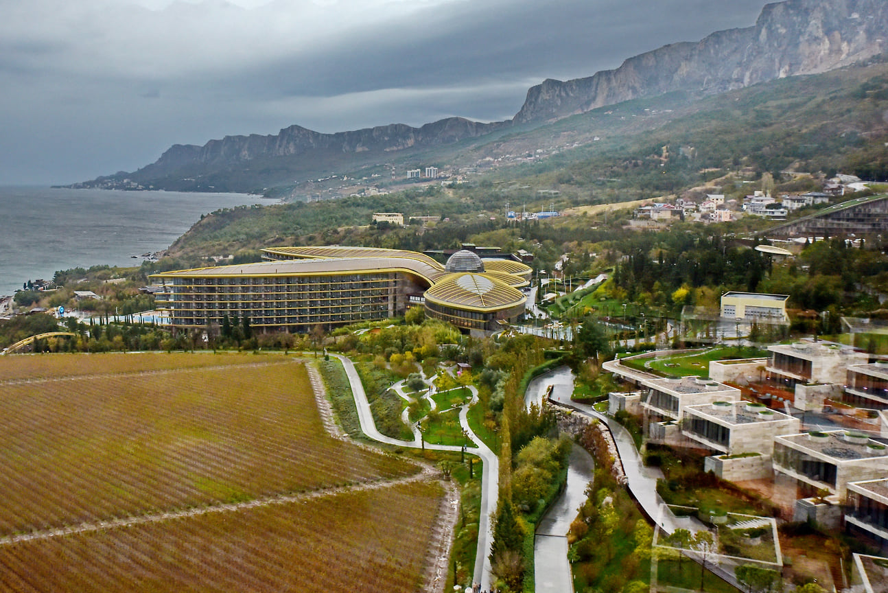 Смотровая площадка отеля Mriya Resort, с которой открывается роскошный вид на Крымские горы