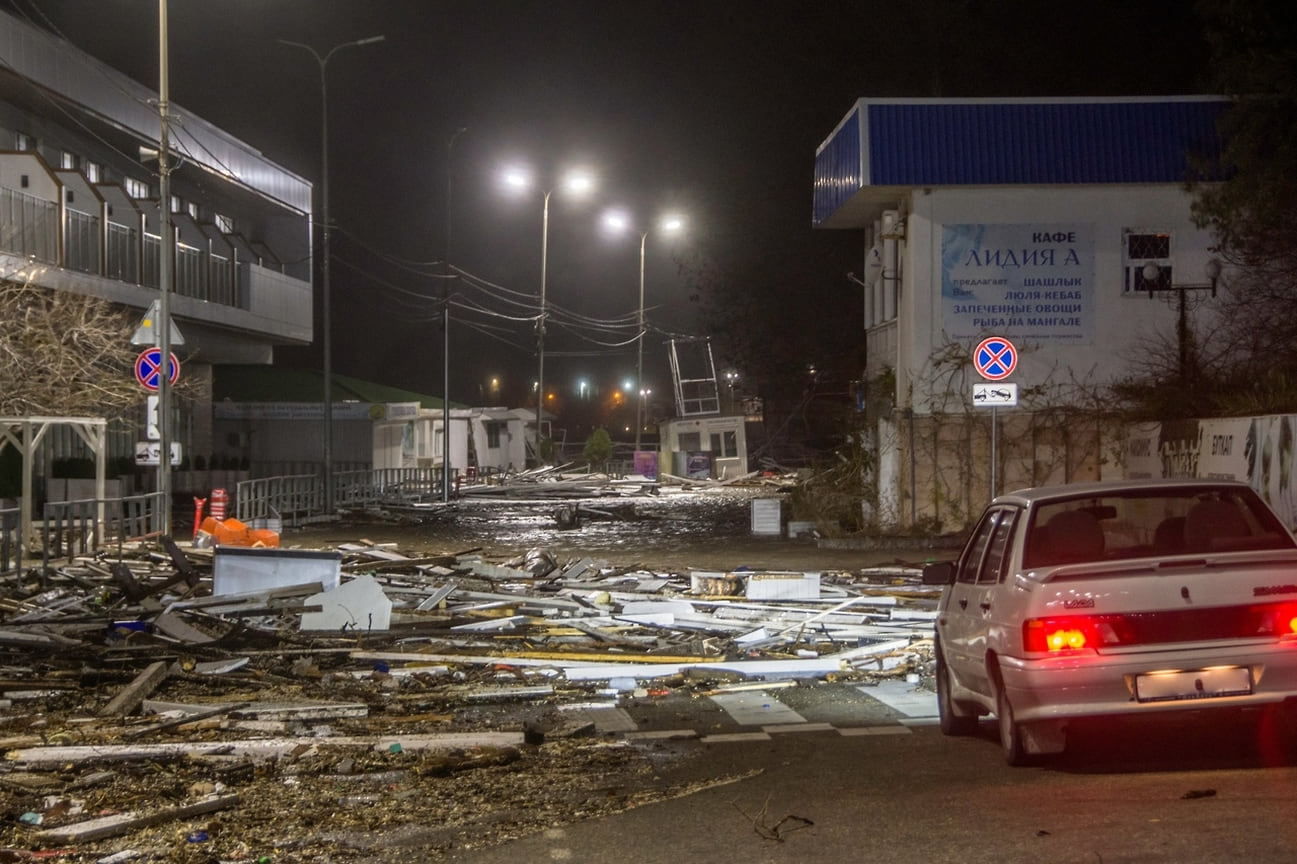 «Уважаемые жители города! В связи с подтоплением дороги в Широкой балке и наноса на проезжую часть конструкций с пляжа въезд в Широкую балку временно затруднён! Проезд автотранспорта от пансионата «Голубая волна» до кафе «Беллисимо» временно не возможен»,— сообщили в службе спасения Новороссийска