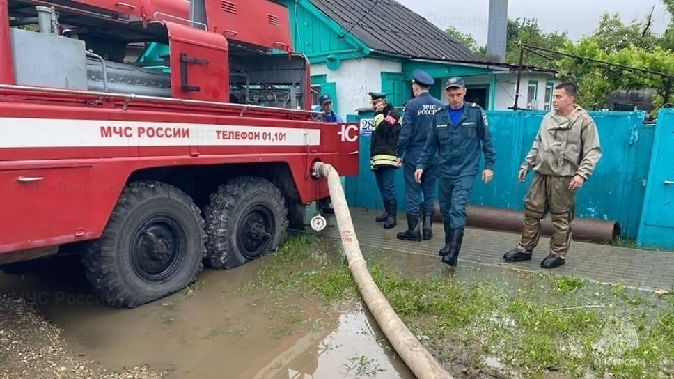 В первые дни июня на Кубань обрушились мощные ливни. В Краснодаре за 4 июня выпало 74 мм осадков, превысив среднемесячную норму на 13%. Подтопленными оказались и районы Краснодарского края