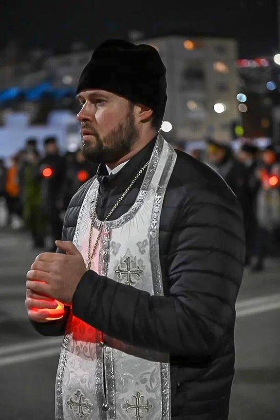 Люди несли в руках лампадки и зажигали свечи, выставляя их на подоконники