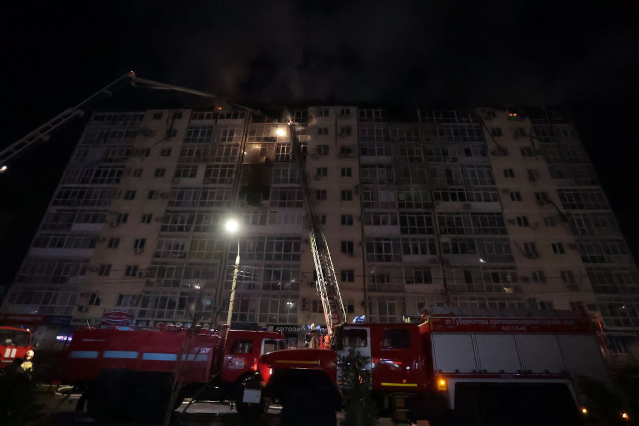 Пожар на многоквартирном доме на площади 1 тыс. кв. м локализовали в 23:20