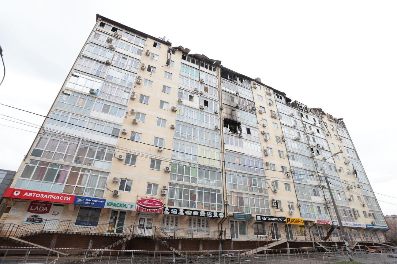 Власти города сообщили, что единовременные разовые выплаты для покупки товаров первой необходимости по 10 тыс. руб. предусмотрены всем жильцам, а также по 100 тыс. рублей при полной потере имущества и по 50 тыс. рублей при частичной