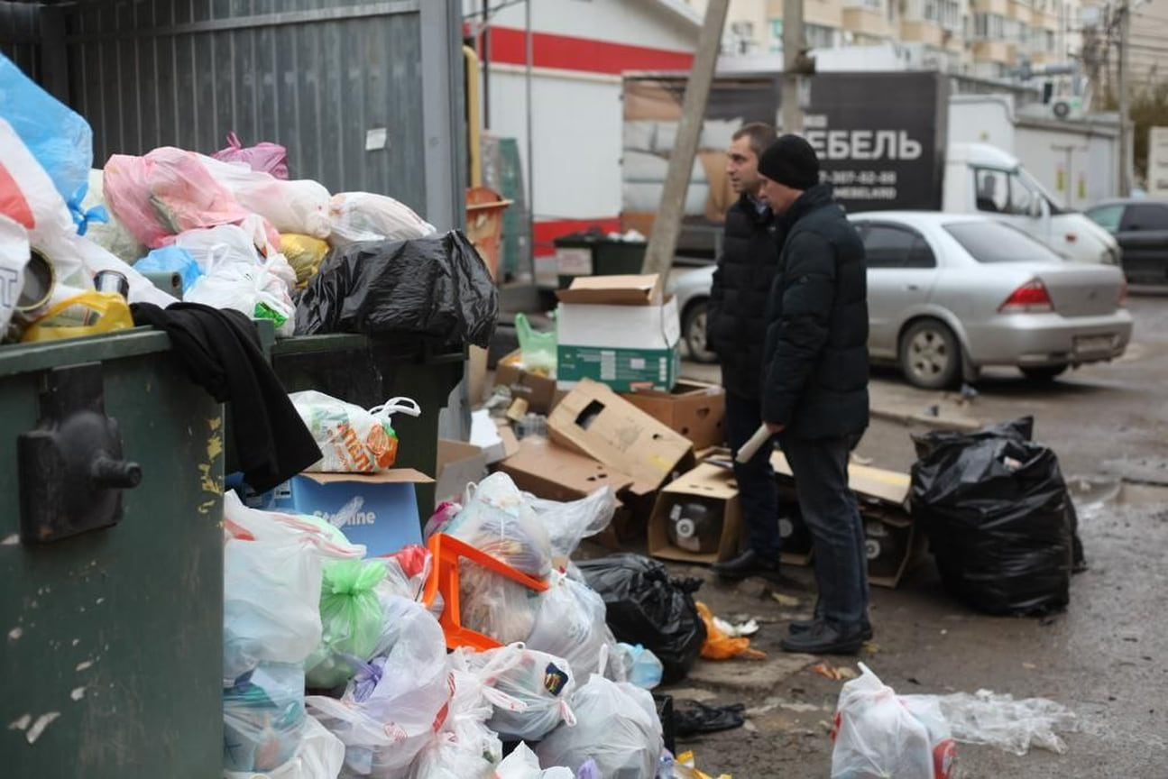 В Музыкальном микрорайоне проверили санитарное состояние территорий общего пользования и контейнерных площадок для сбора ТБО, декабрь 2023 года