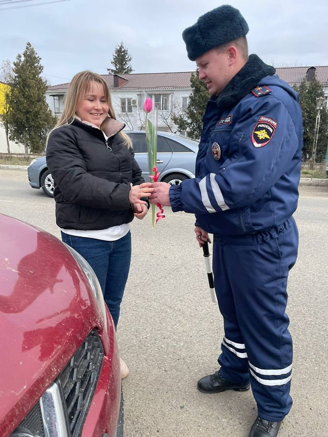 Полицейские по традиции поздравили девушек за рулем с 8 Марта