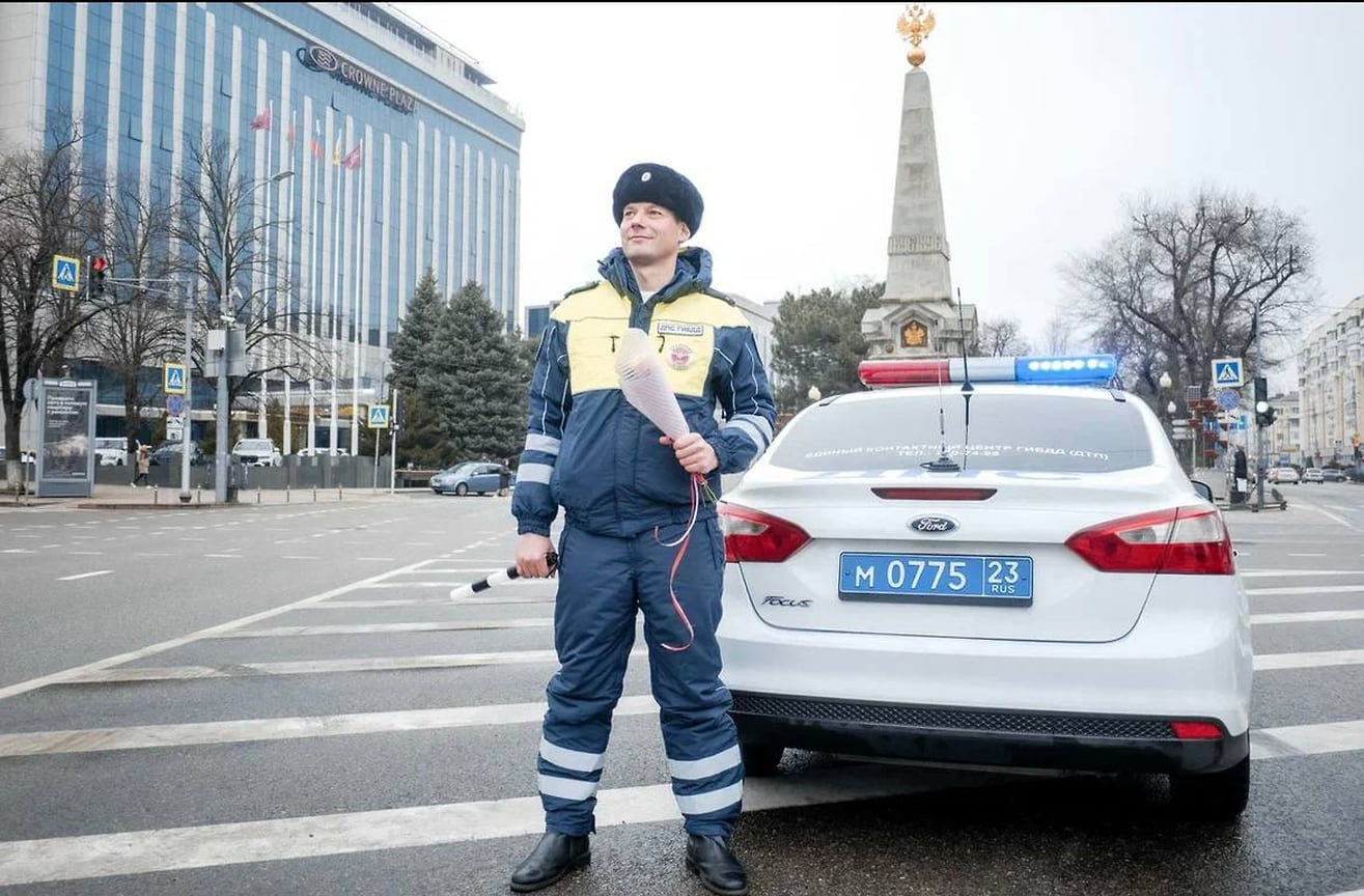 Госавтоинспекторы на разных улицах краевого центра останавливали автомобили под управлением представительниц прекрасного пола и поздравляли с 8 Марта
