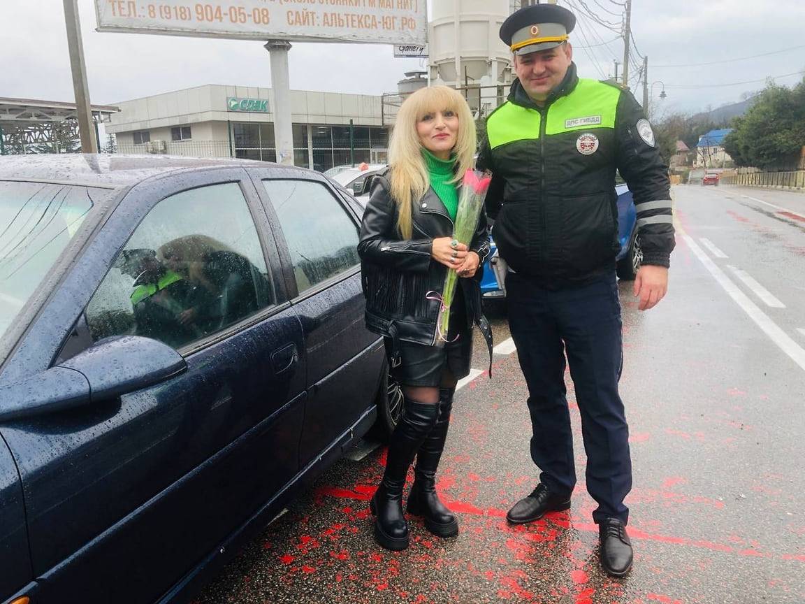 В Адлерском районе инспекторы дорожно-патрульной службы Госавтоинспекции Сочи желают милым женщинам весеннего, солнечного настроения и безопасного пути