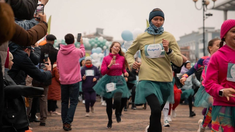 Участницы разных возрастов забега Beauty Run в юбках-пачках преодолели дистанцию 2,2 км. Самой взрослой из них стала жительница Ростова-на-Дону — ей 70 лет, а самой маленькой — 2 года
