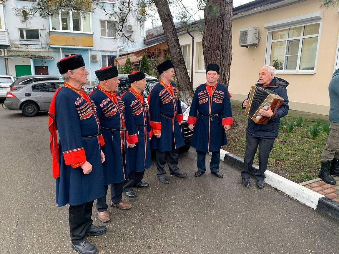 Казаки также выступили на участках в Геленджике 