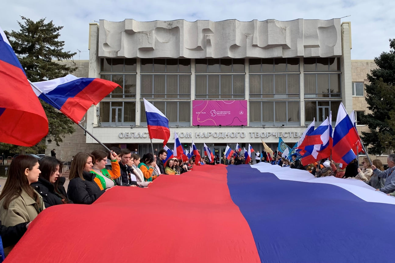 В Областном доме народного творчества в Ростове состоялся праздничный концерт, посвященный 10-й годовщине воссоединения Крыма и Севастополя с Россией