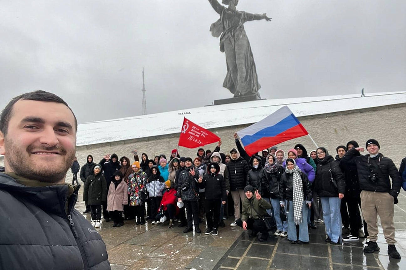 Флэшмоб и экскурсию для гостей города-героя в честь десятилетия воссоединений Крыма и России организовали молодежные активисты Волгоградской общественной организации развития культуры «Дом Дружбы» и регионального отделения киберволонтеров «Действие»