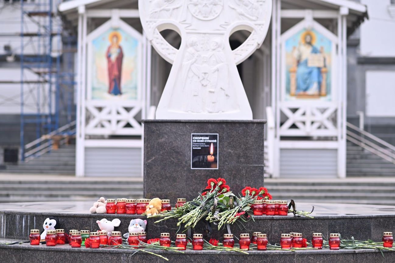 В Краснодаре создали стихийный мемориал у храма Святого Александра Невского