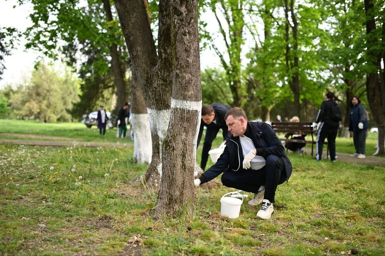 Глава Краснодара Евгений Наумов принял участие в общегородском субботнике, высадив деревья возле Войскового собора Александра Невского