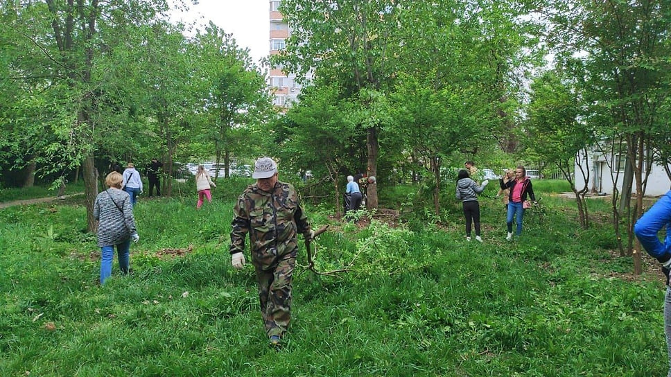 Сотрудники администрации Краснодара участвуют в общегородском субботнике