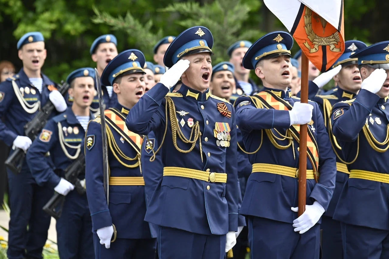 В этом году в целях обеспечения безопасности парад проходил без зрителей, его транслировали в прямом эфире местные телеканалы