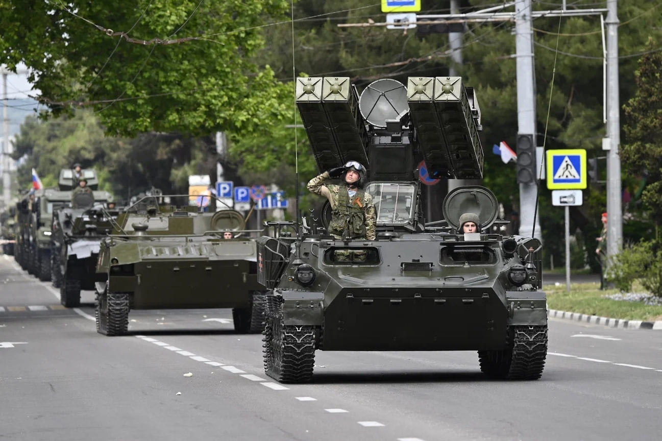 Мощь современной армии России продемонстрировали береговой ракетный комплекс «Бал», береговой самоходный артиллерийский комплекс «Берег», береговой ракетный комплекс «Бастион», бортовой радиолокационный комплекс «Монолит» и другие образцы военных машин. Всего в параде приняли участие около 50 единиц техники