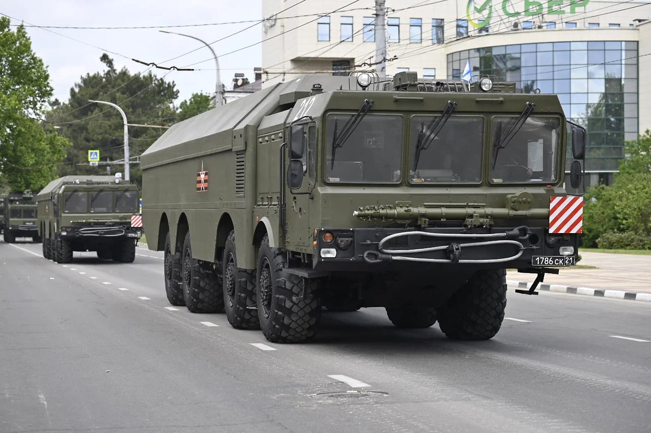 Мощь современной армии России продемонстрировали береговой ракетный комплекс «Бал», береговой самоходный артиллерийский комплекс «Берег», береговой ракетный комплекс «Бастион», бортовой радиолокационный комплекс «Монолит» и другие образцы военных машин. Всего в параде приняли участие около 50 единиц техники