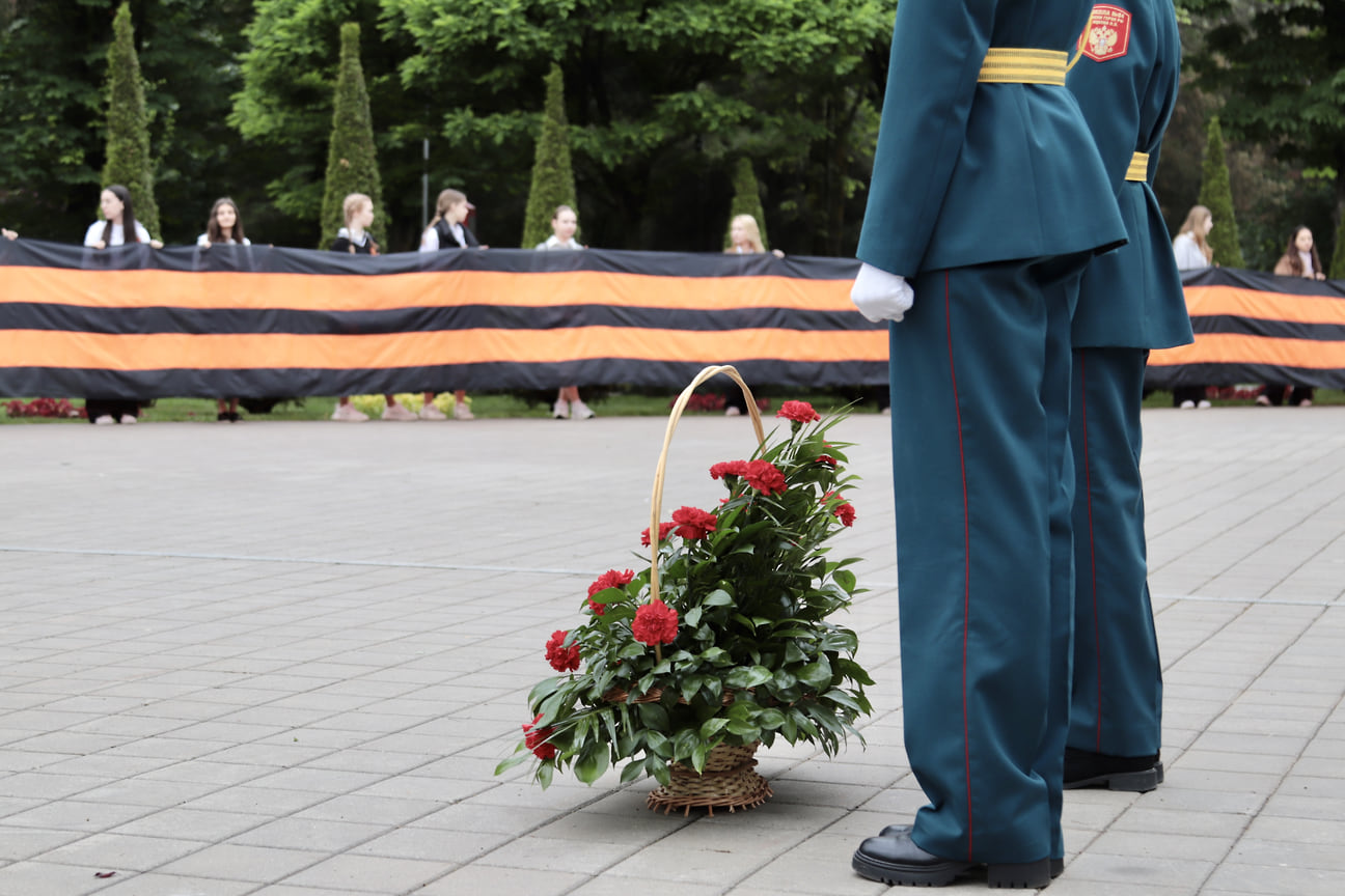 В честь Дня Победы краснодарцы развернули двухкилометровую Георгиевскую ленту