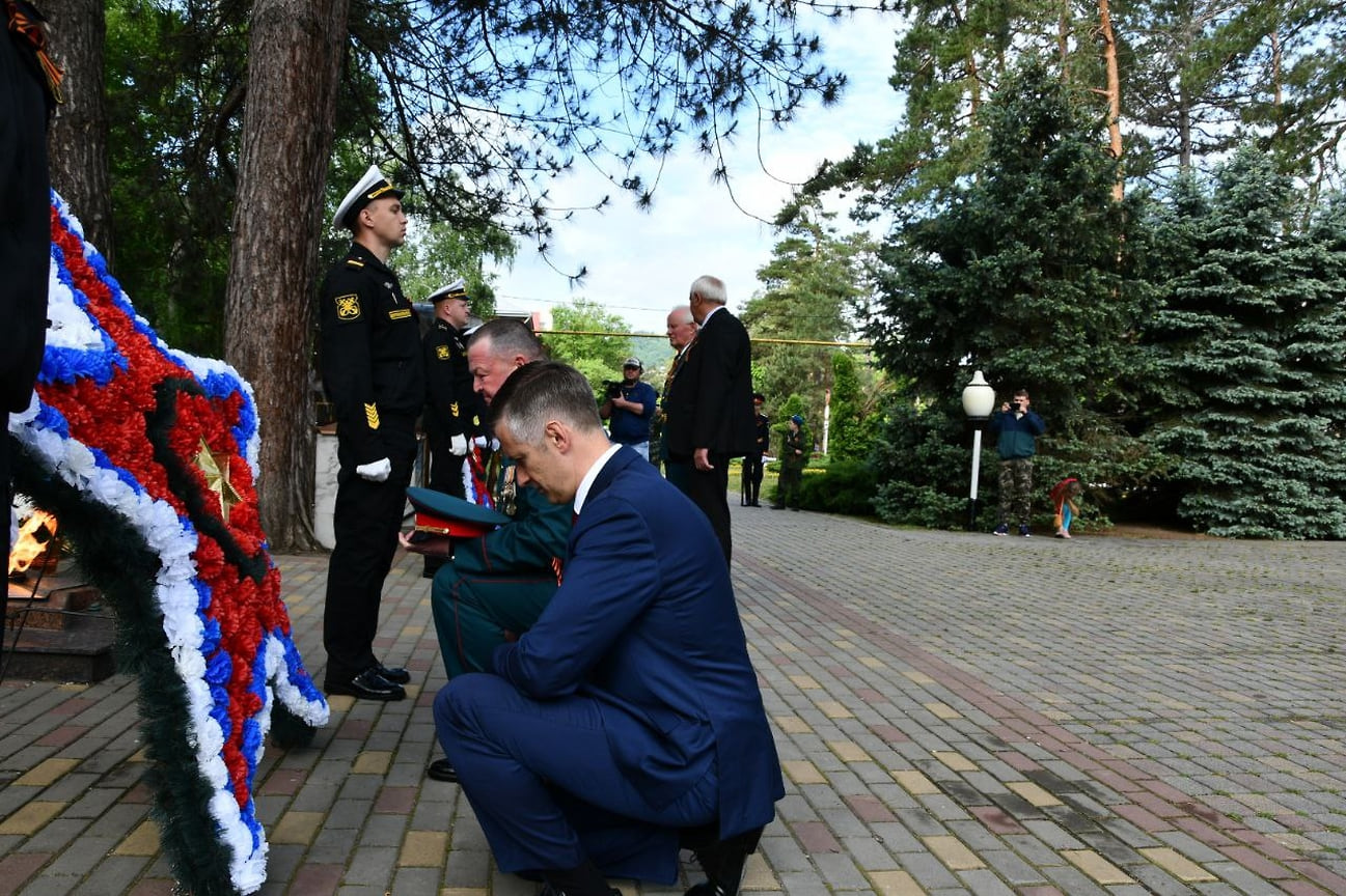 У мемориала «Вечный огонь» в Горячем Ключе почтили минутой молчания память павших в годы Великой Отечественной войны