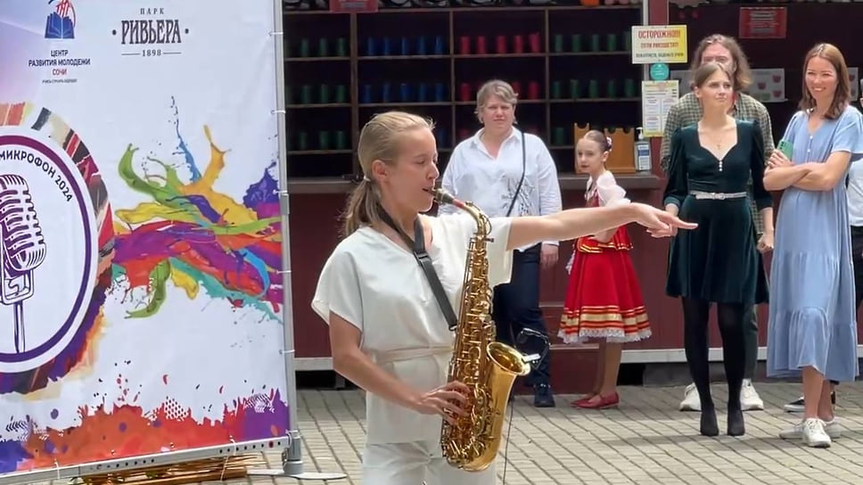 В парке «Ривьера» прошел фестиваль «Открытый микрофон», каждый желающий мог продемонстрировать свое мастерство в области хореографии, вокала или живого исполнения на музыкальных инструментах