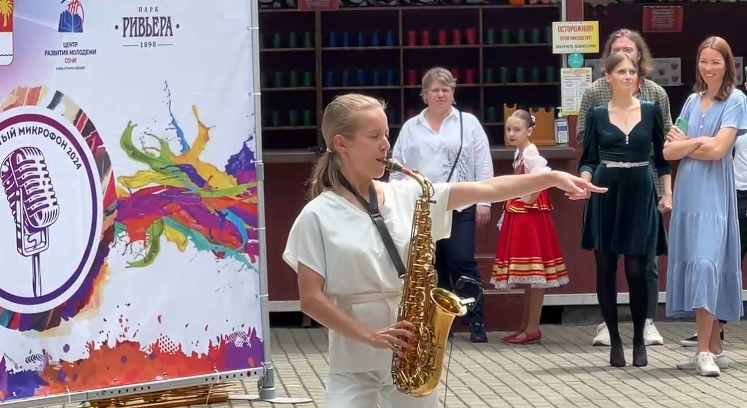 В парке «Ривьера» прошел фестиваль «Открытый микрофон», каждый желающий мог продемонстрировать свое мастерство в области хореографии, вокала или живого исполнения на музыкальных инструментах