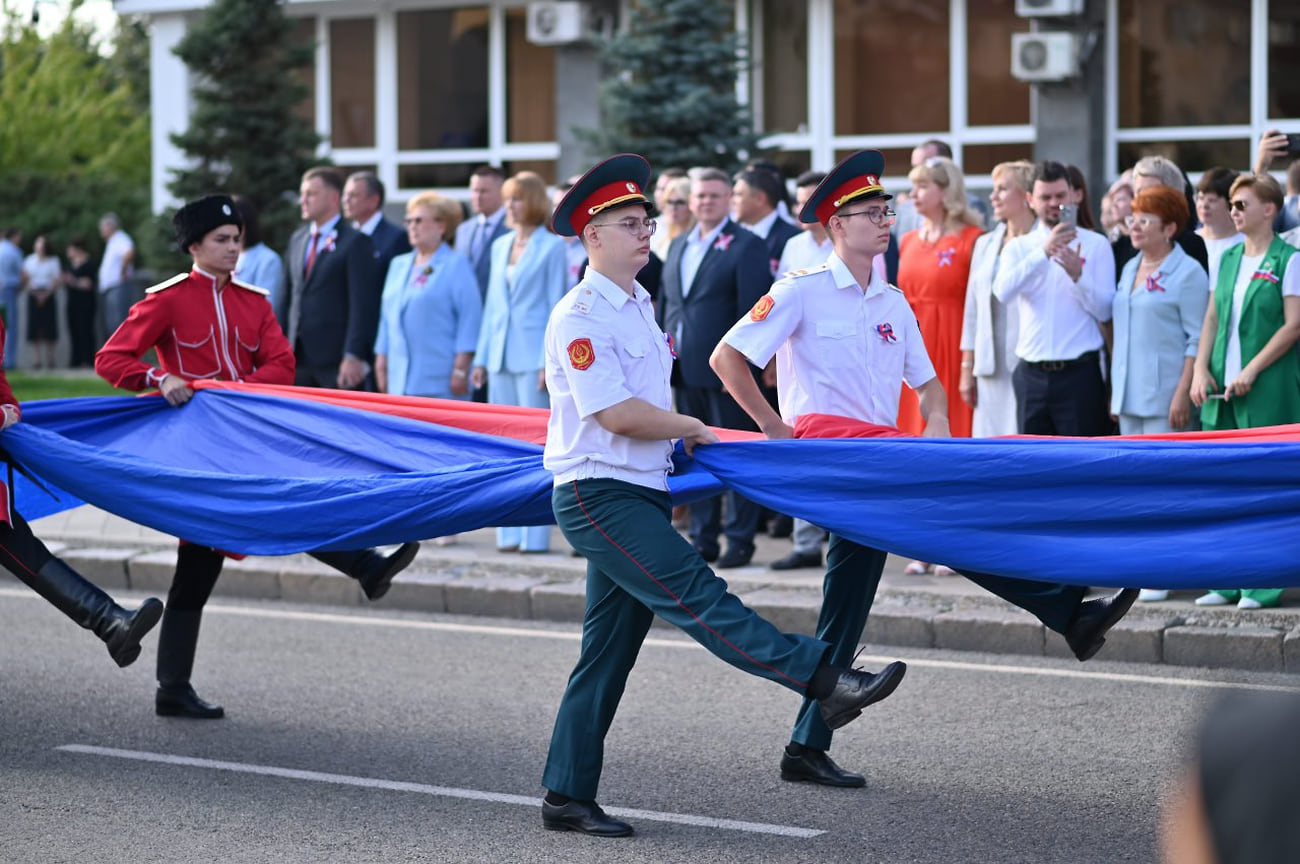 Российский триколор подняли на Главной городской площади Краснодара