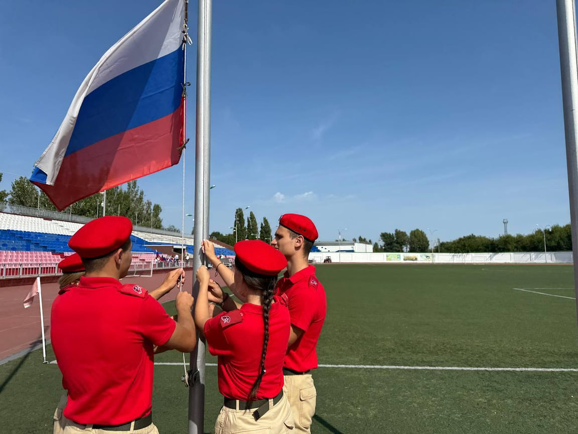 Торжественная церемония поднятия флага на центральном стадионе города Ейска