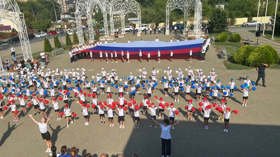 Праздничная эстафета «Священный флаг моей державы» в Сочи, в которой приняли участие 100 учащихся школ