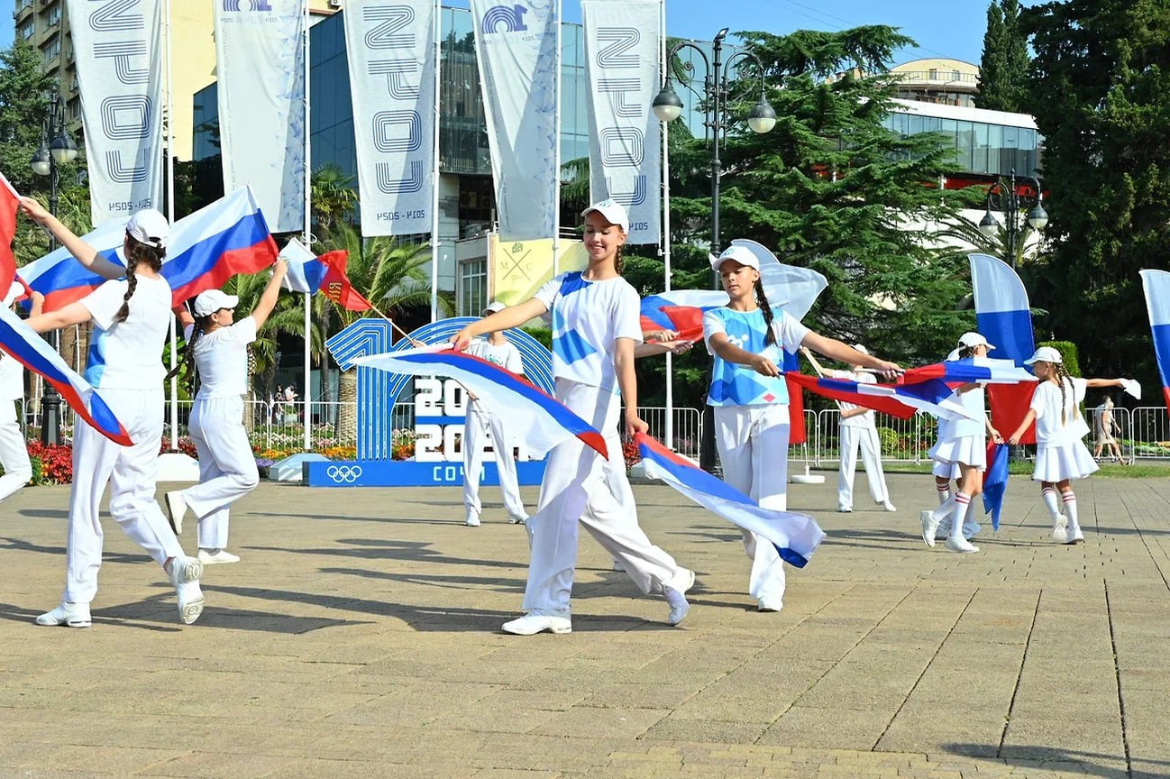 Участникам праздника в Сочи раздали флажки и ленты в цветах российского триколора