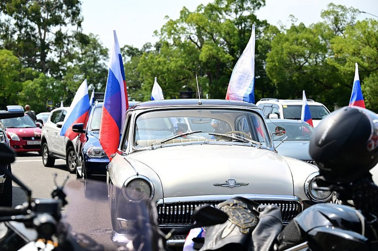 В Сочи провели автомотопробег, в котором приняли участие члены национальных и патриотических объединений, представители территориального общественного самоуправления, сочинские мотоклубы