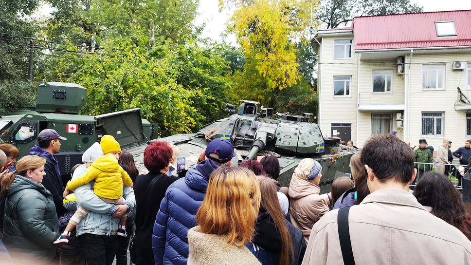 Выставка трофеев стала популярной в первый же день. На входе даже образовалась очередь