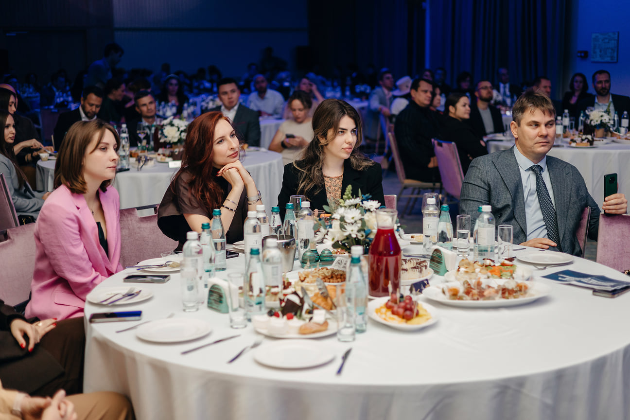 На торжественной церемонии в отеле Hampton by Hilton собралось около 140 гостей