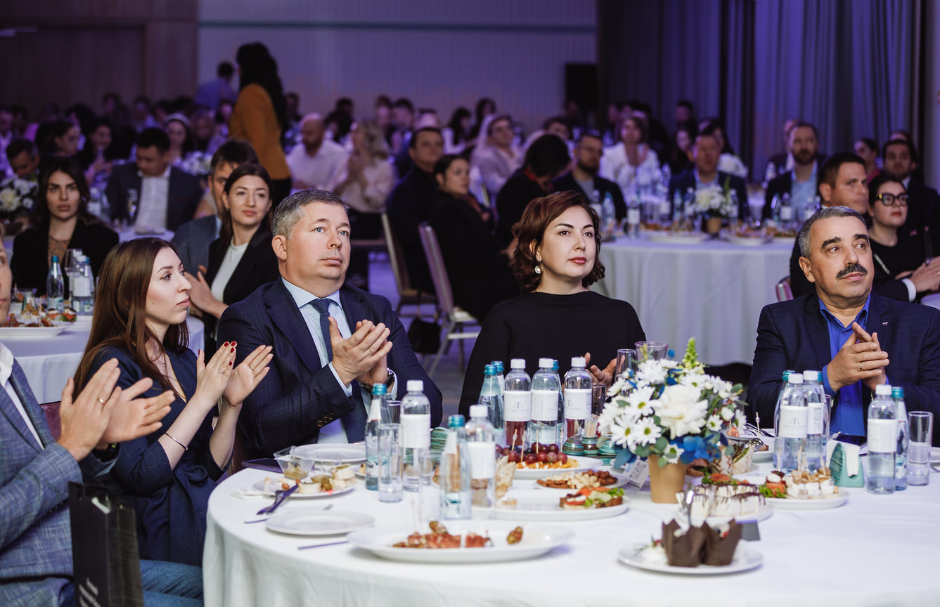 Заместитель управляющего Банком ВТБ в Краснодарском крае Константин Шевко, члены экспертного совета премии — исполнительный директор Фонда развития бизнеса Краснодарского края Елена Пистунова и председатель Краснодарского краевого отделения «Опоры России» Даниэль Башмаков