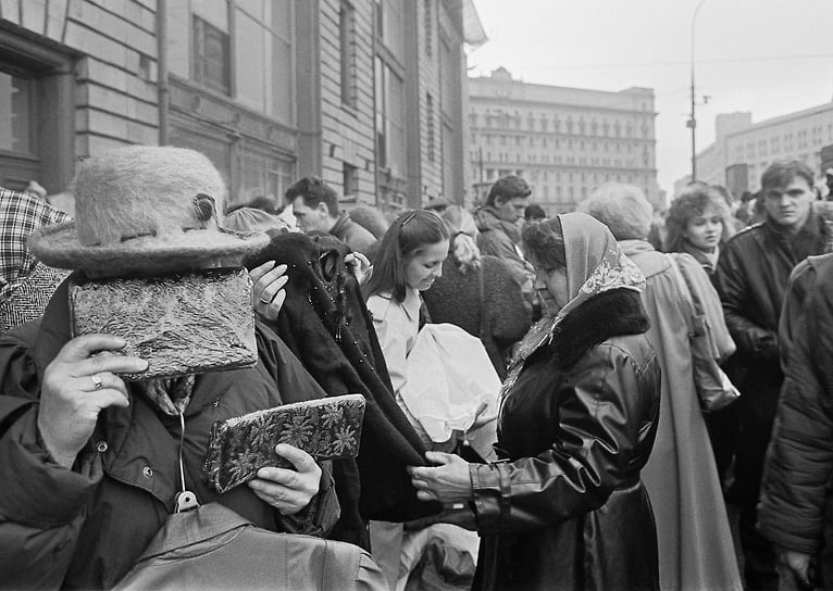 Стихийная торговля в 90-х процветала по всей стране, товары покупали с рук, называлось это «толкучкой»