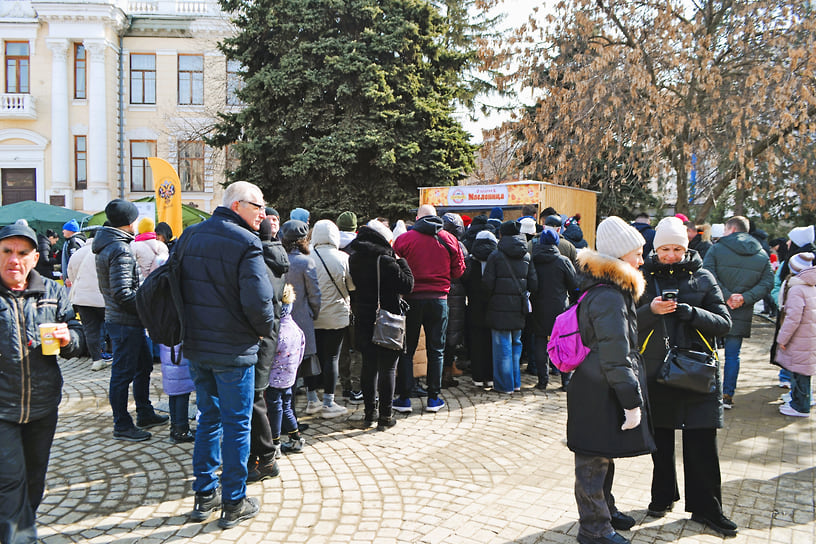 Очередь за бесплатными блинами