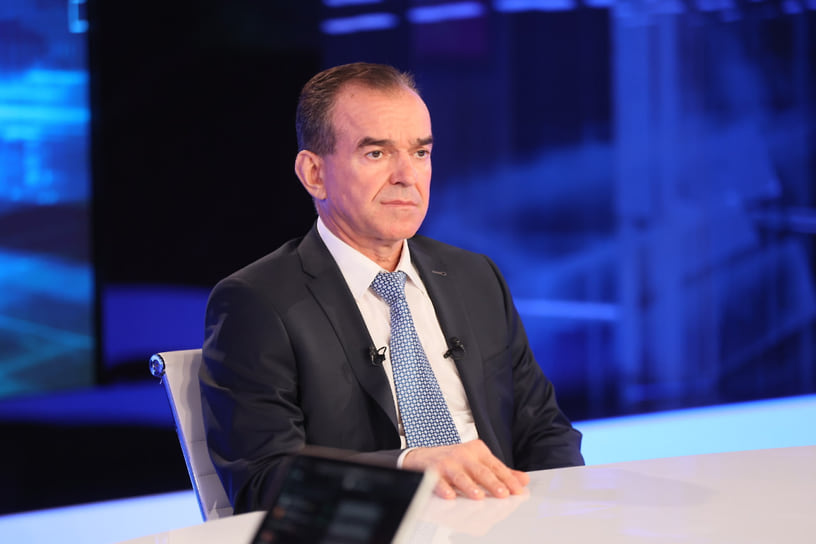 Вениамин Кондратьев во время прямой линии 4 декабря 2024 года, на которую поступило свыше 8,2 тыс. обращений от жителей региона. К концу января была выполнена каждая шестая просьба