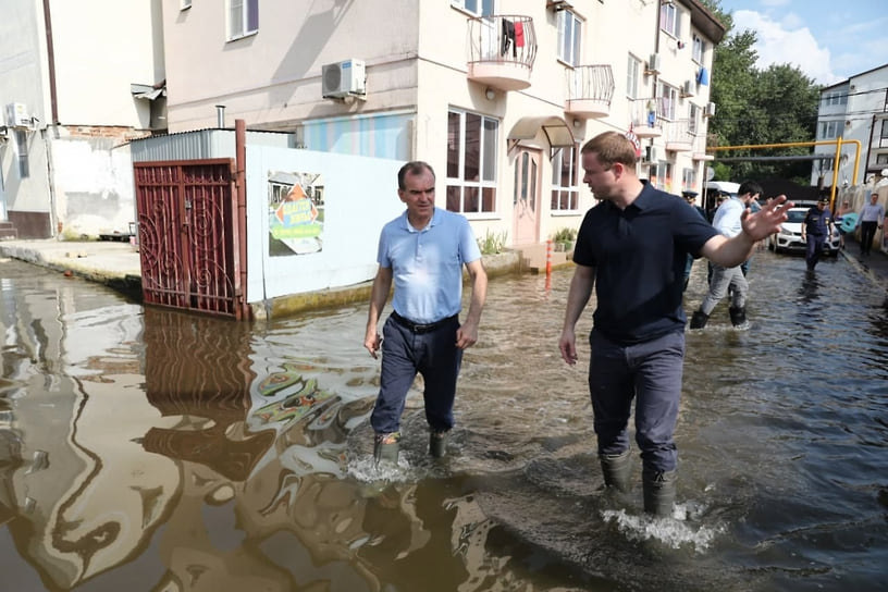 Вениамин Кондратьев во время поездки в Анапу летом 2021 года. Тогда курорт сильно пострадал от наводнений, спровоцированных сильными осадками