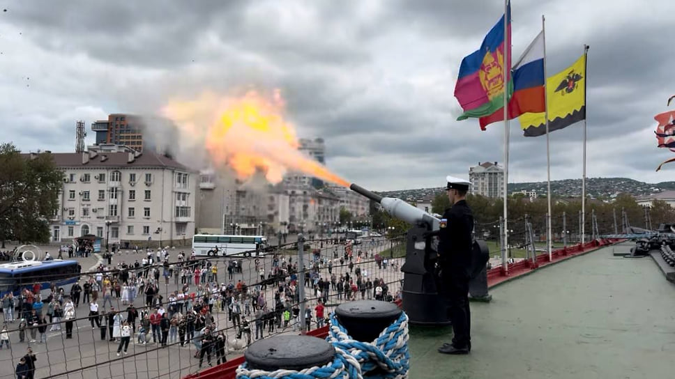 В Новороссийске парад начался с залпа с крейсера «Михаил Кутузов»