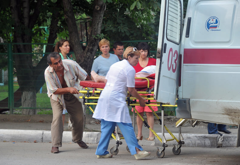Медицинскую помощь получили 13 974 человек, в том числе 1435 детей, была проведена массовая вакцинация