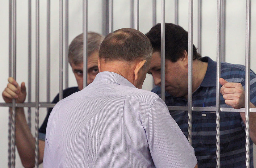 20 июля было возбуждено уголовное дело по части 3 статьи 293 УК РФ (халатность, повлекшая смерть двух или более лиц). Подозреваемыми по делу проходили четыре должностных лица Крымского района: глава Крымского района Василий Крутько, глава Крымска Владимир Улановский, глава Нижнебаканского сельского поселения Ирина Рябченко, исполнявший обязанности руководителя Управления по предупреждению ЧС и гражданской защиты Крымского района Виктор Жданов