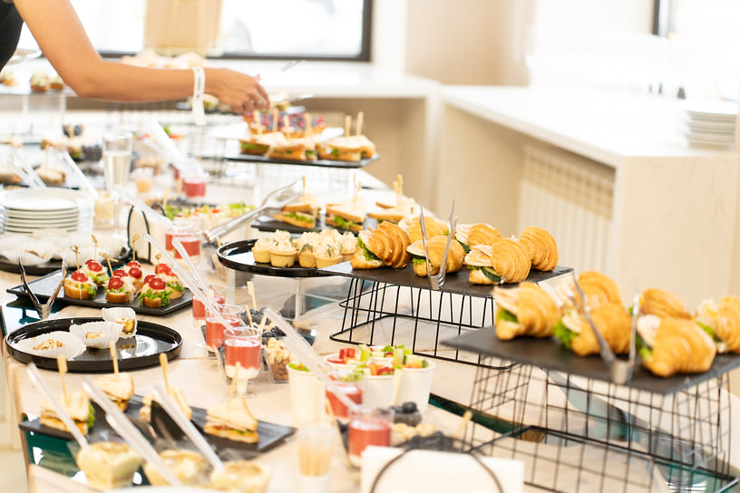 Гостей угощали напитками и закусками