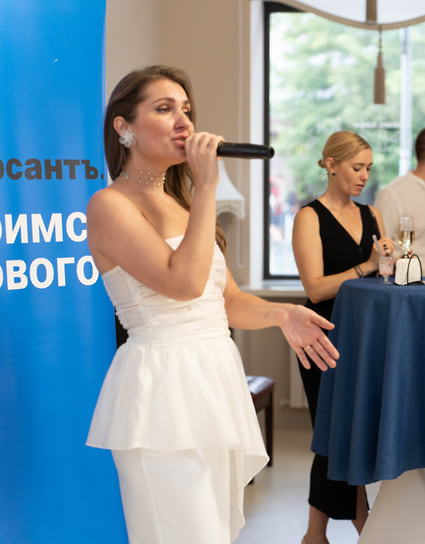 Поет Юлия Михайленко