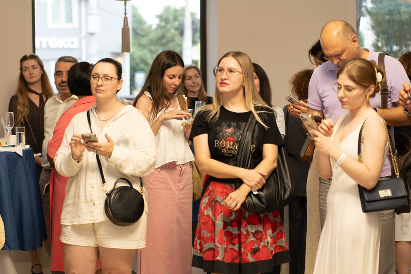 Гости отвечали на вопросы в чат-боте, созданном ЭВМ-сервисом при поддержке СММ-агентства Юлии Шориной