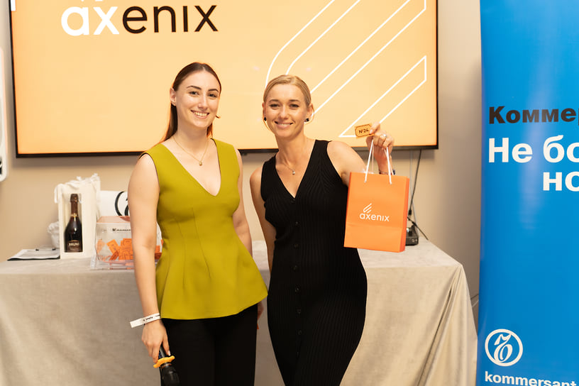 Региональный менеджер по маркетинговым проектам и коммуникациям Юга России компании Axenix Мария Коструб провела лотерею и вручила подарки победителям