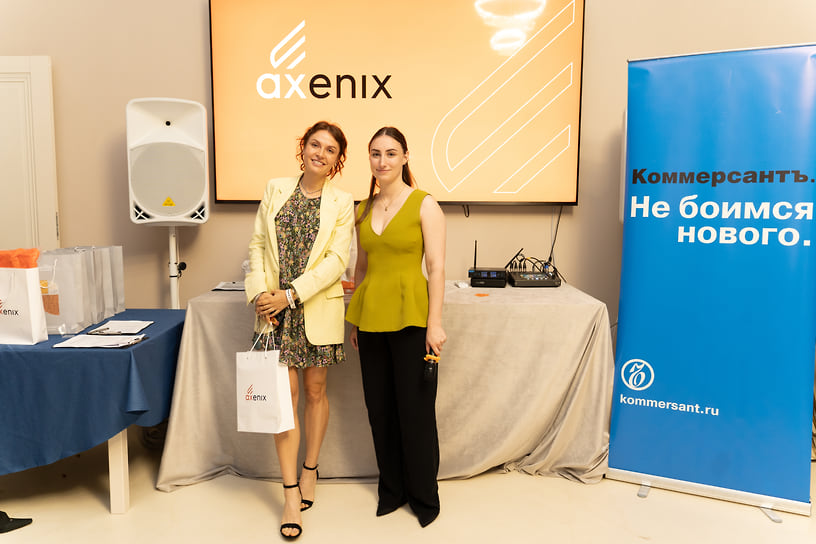 Региональный менеджер по маркетинговым проектам и коммуникациям Юга России компании Axenix Мария Коструб провела лотерею и вручила подарки победителям