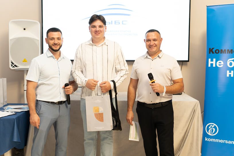 Руководитель регионального торгового подразделения ЮГ «Выбор-С» Дмитрий Попов, руководитель пресс-службы КубГТУ Руслан Семкин, специалист отдела сопровождения проектов ТД «Выбор» Константин Попов