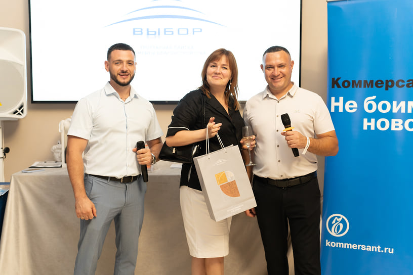 Руководитель регионального торгового подразделения ЮГ «Выбор-С» Дмитрий Попов наградил призеров конкурса