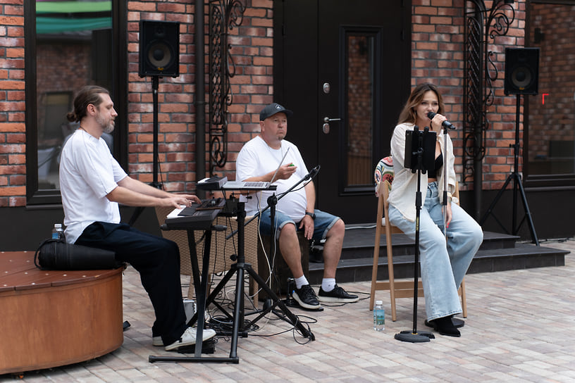 Для гостей выступала кавер-группа Valkiria Band