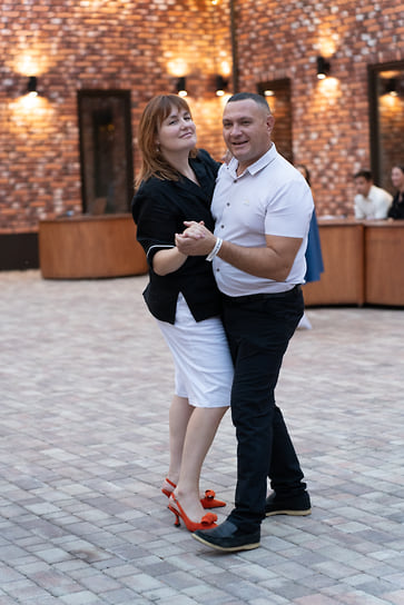 Менеджер по связям с общественностью агрокомплекса «Лабинский» Юлия Олейник, специалист отдела сопровождения проектов ТД «Выбор» Константин Попов